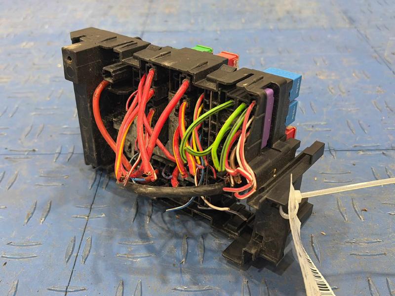 2015 Volkswagen Passat Engine Fuse Box