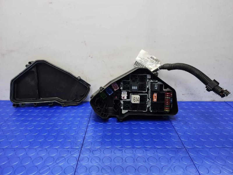2011 Volkswagen Touareg Engine Fuse Box