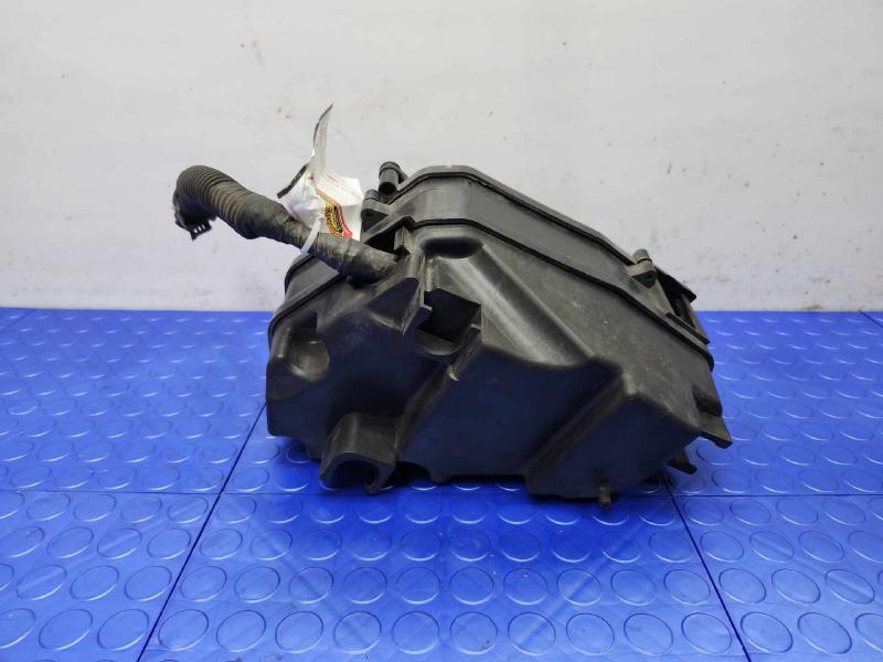 2011 Volkswagen Touareg Engine Fuse Box