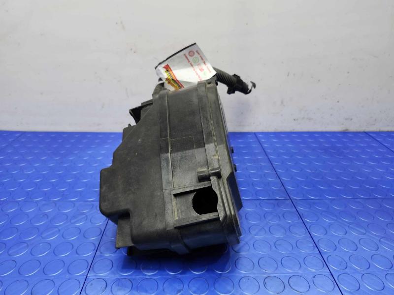 2011 Volkswagen Touareg Engine Fuse Box