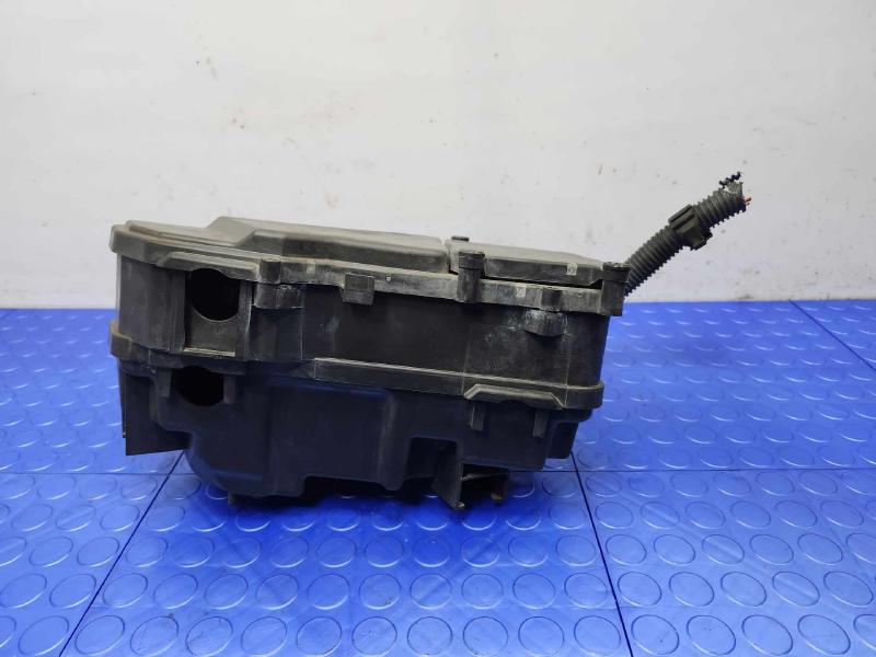 2011 Volkswagen Touareg Engine Fuse Box