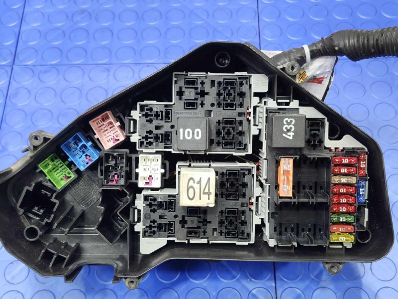 2011 Volkswagen Touareg Engine Fuse Box