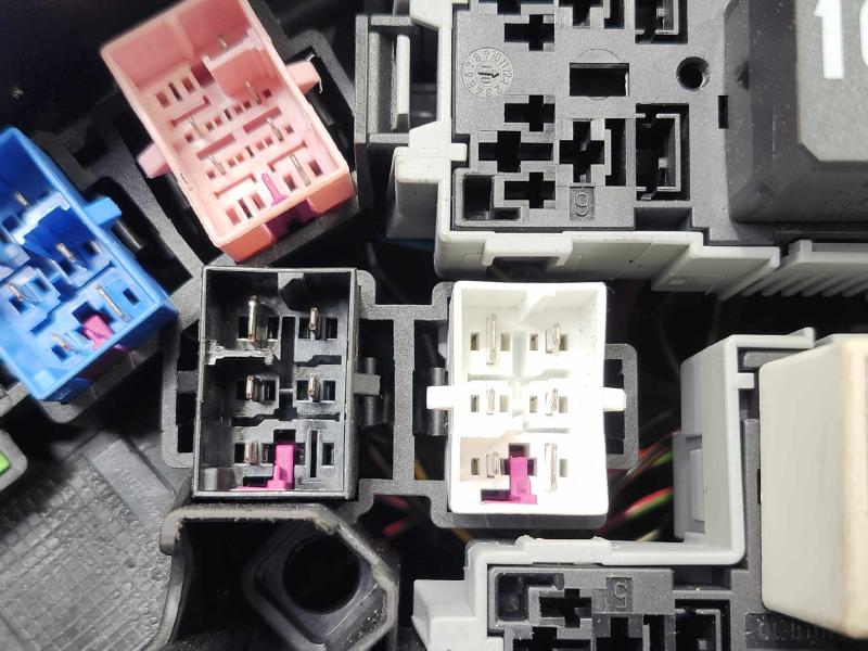 2011 Volkswagen Touareg Engine Fuse Box