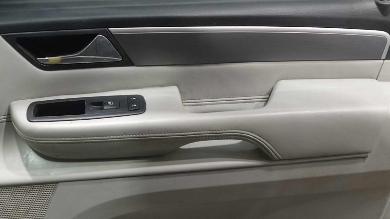 2009 Volkswagen Routan Front Door Trim Panel