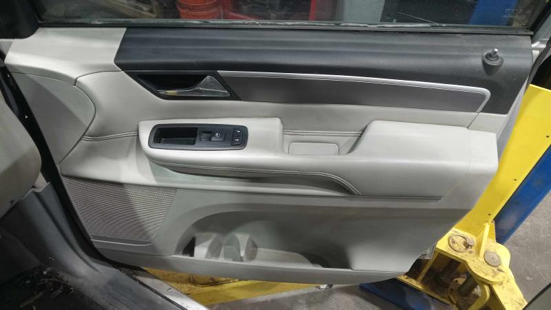 2009 Volkswagen Routan Front Door Trim Panel