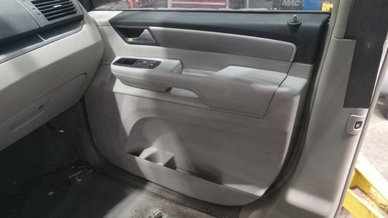 2009 Volkswagen Routan Front Door Trim Panel