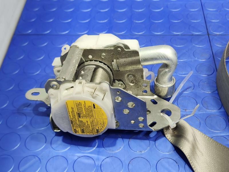 2013 Toyota Prius Front Seat Belt