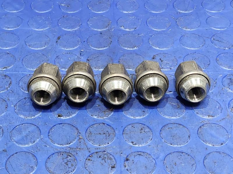 2015 Jeep Grand Cherokee Lug Nuts