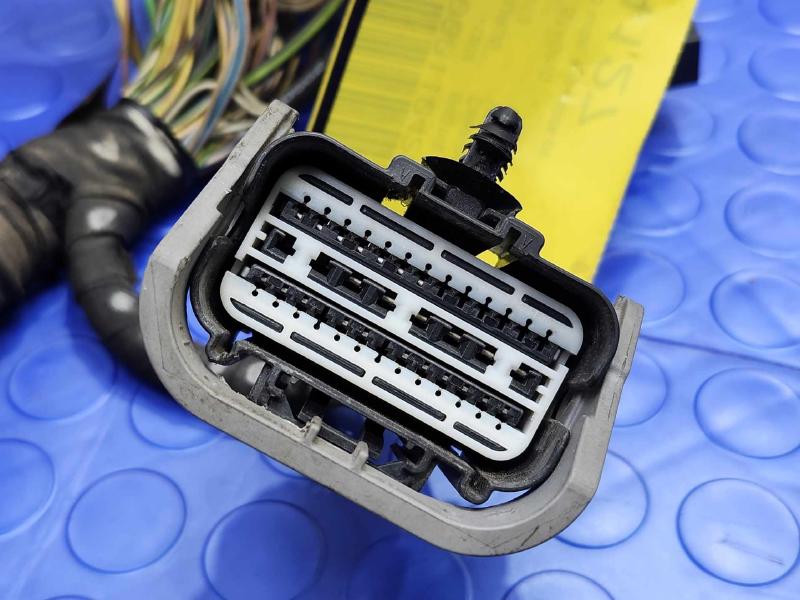 2013 Ford Taurus Engine Fuse Box
