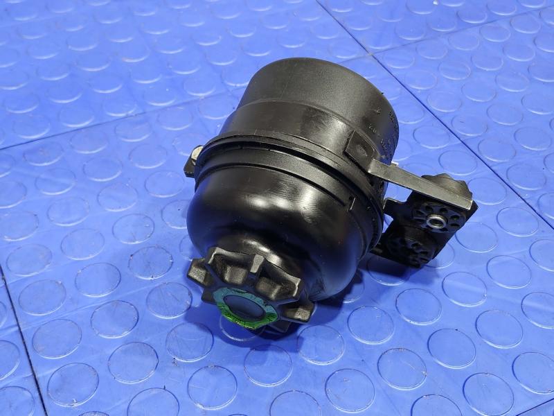 2008 BMW 128i Power Steering Reservoir
