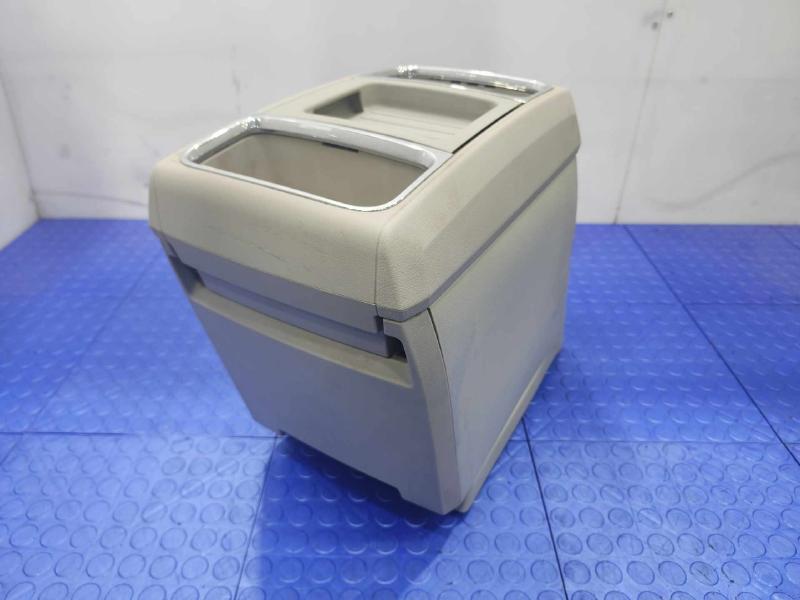 2009 Volkswagen Routan Front Console