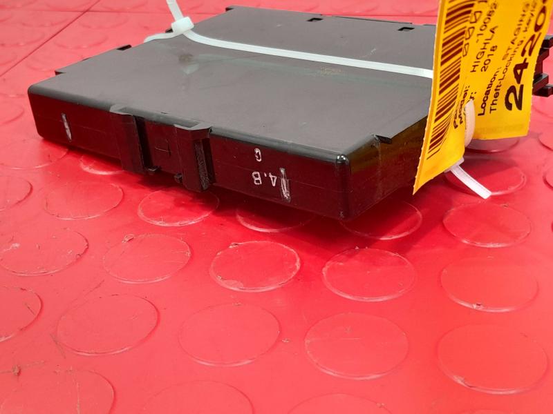2017-2019 Toyota Highlander Smart Key Control Module Genuine OEM 89990-0E081