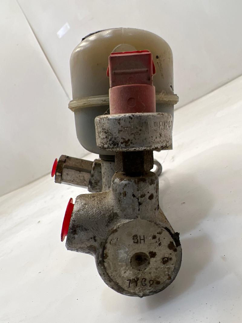 1997 - 1999 Ford F150 Brake Master Cylinder w/ Cruise Opt OEM F75Z2140NC