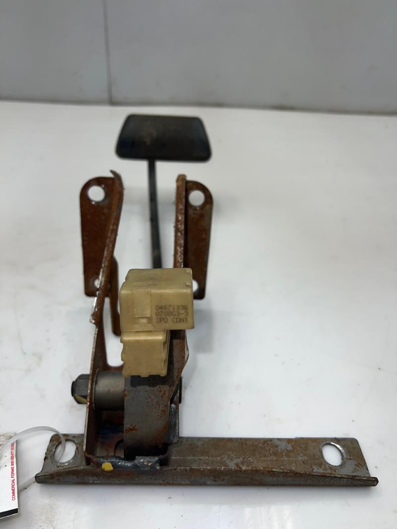 1998 1999 Jeep Cherokee Brake Pedal Assembly w/ Bracket OEM 52129061AE