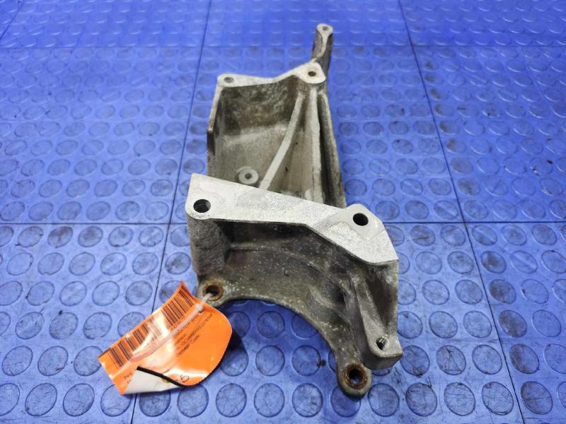 2017 Chevrolet Silverado 1500 Alternator Bracket