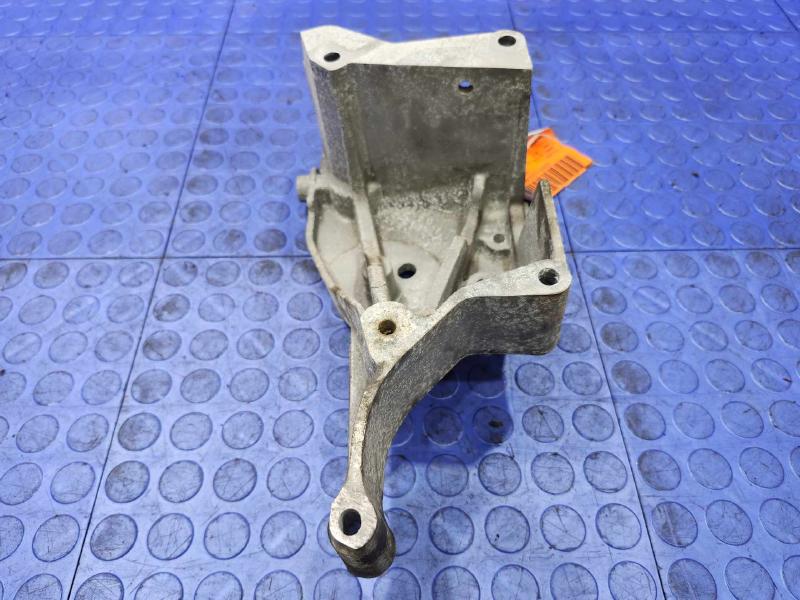 2017 Chevrolet Silverado 1500 Alternator Bracket