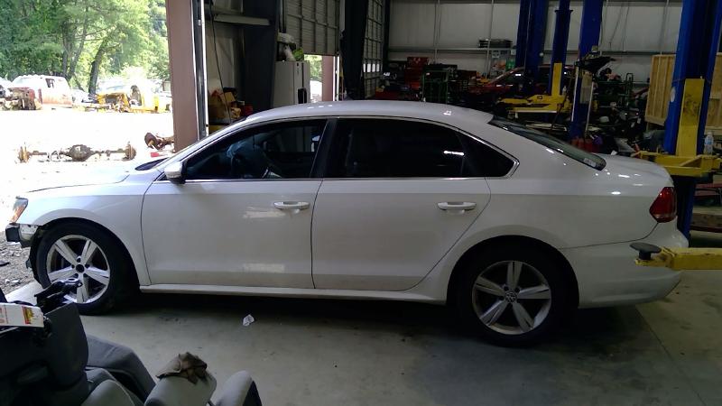 2012 Volkswagen Passat Front Door