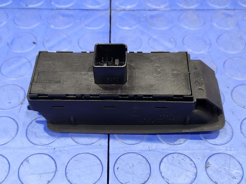 2018 Volkswagen Passat Door Switch Front