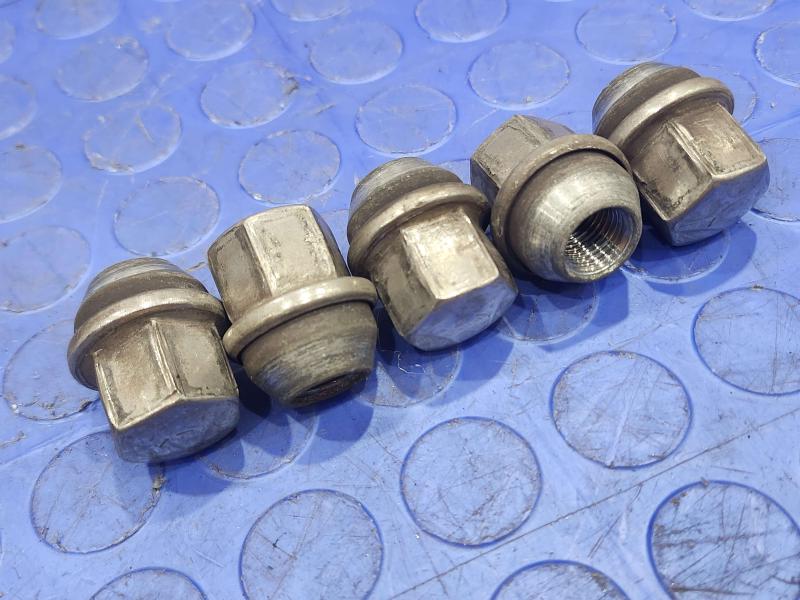 2014 Dodge Challenger Lug Nuts
