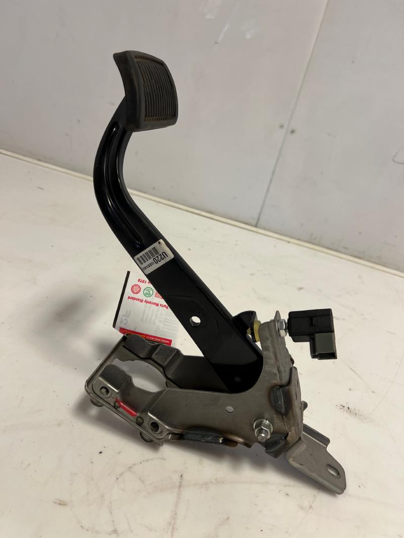 2014 2015 Kia Sorento Brake Pedal Assembly OEM