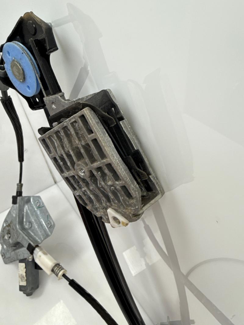 2016 Dodge Challenger Front Door Regulator