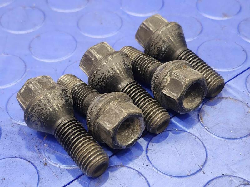 2006 BMW Z4 Lug Nuts