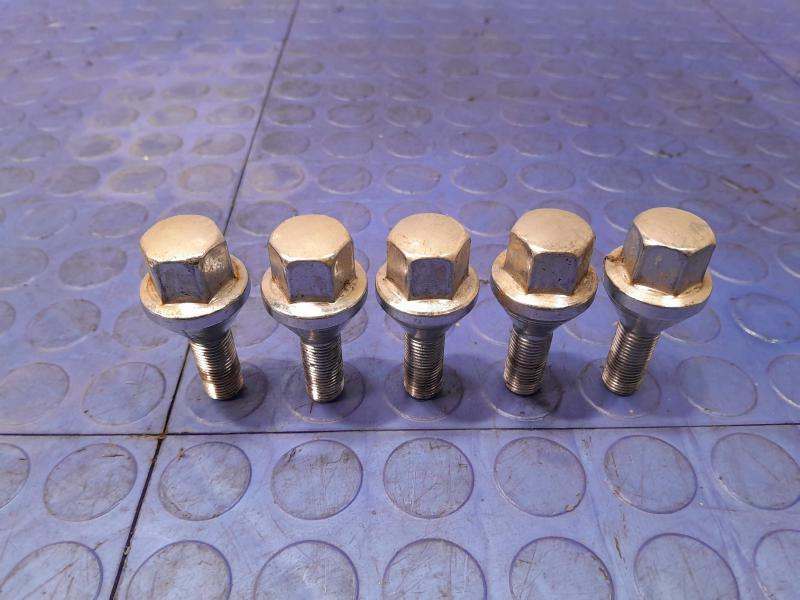 2015 Chrysler 200 Lug Nuts
