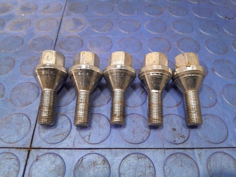2015 Chrysler 200 Lug Nuts