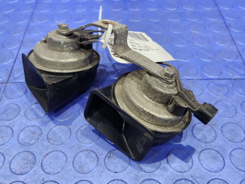 2015-2020 GMC Yukon Dual Note Horn Assembly Genuine OEM Part 84566359