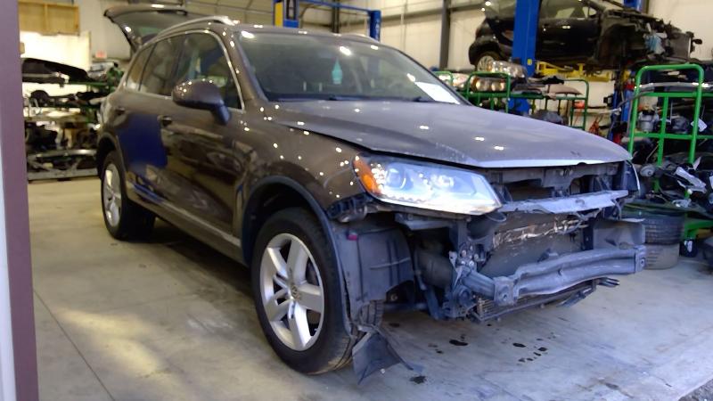 2011 Volkswagen Touareg Center Pillar