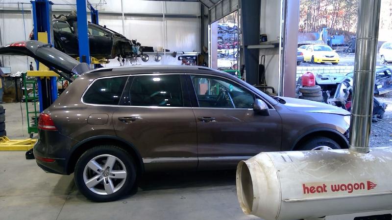 2011 Volkswagen Touareg Center Pillar