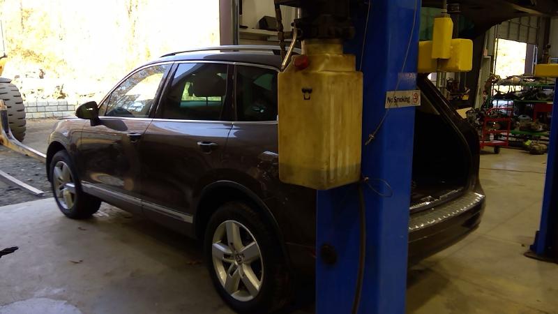 2011 Volkswagen Touareg Center Pillar