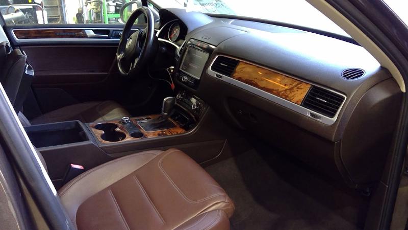 2011 Volkswagen Touareg Front Door