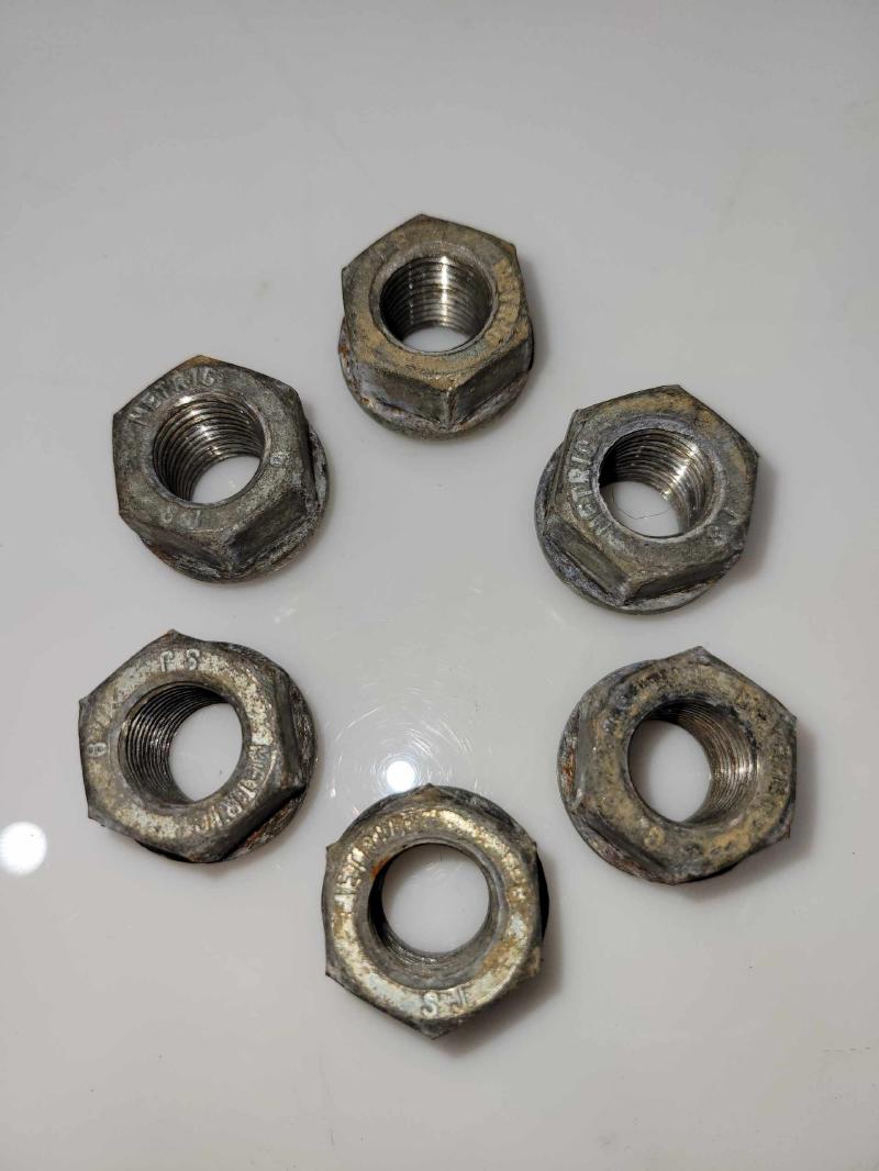 2008 GMC Yukon XL Lug Nuts