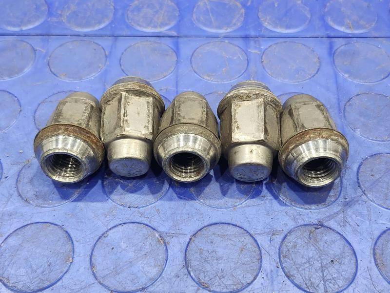 2009 Chevrolet Malibu Lug Nuts