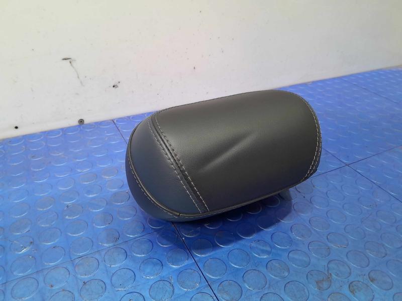 2015 Chrysler 200 Headrest