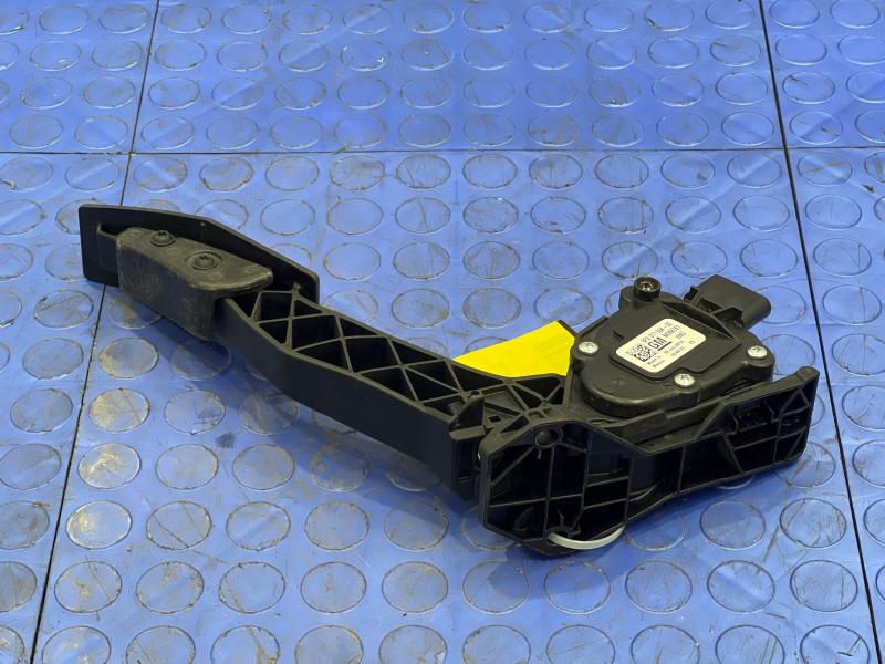 2020-2021 GMC Terrain Accelerator Pedal Assembly Genuine OEM Part 84366781