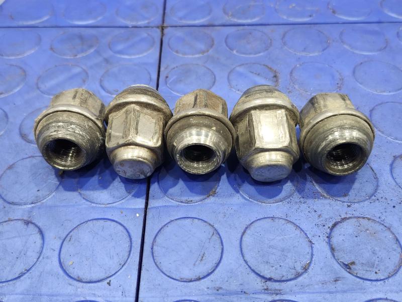 2006 Ford Mustang Lug Nuts