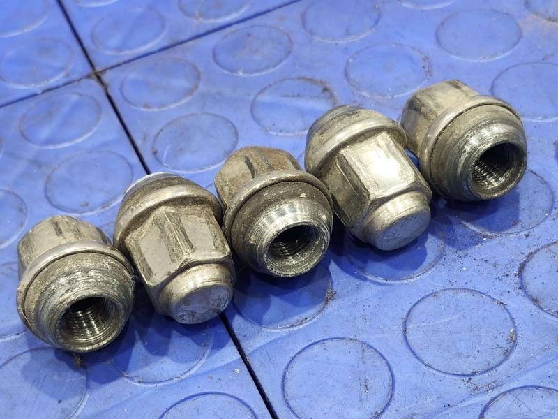 2006 Ford Mustang Lug Nuts