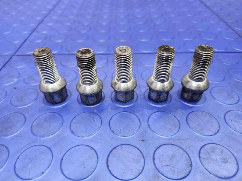 2013 Volkswagen Beetle Lug Nuts
