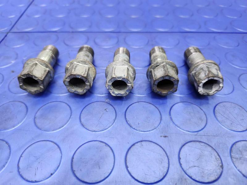 2013 Volkswagen Beetle Lug Nuts