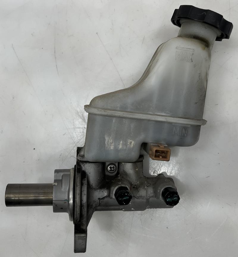 2011 - 2013 Kia Sorento Brake Master Cylinder Assembly OEM 585101U801