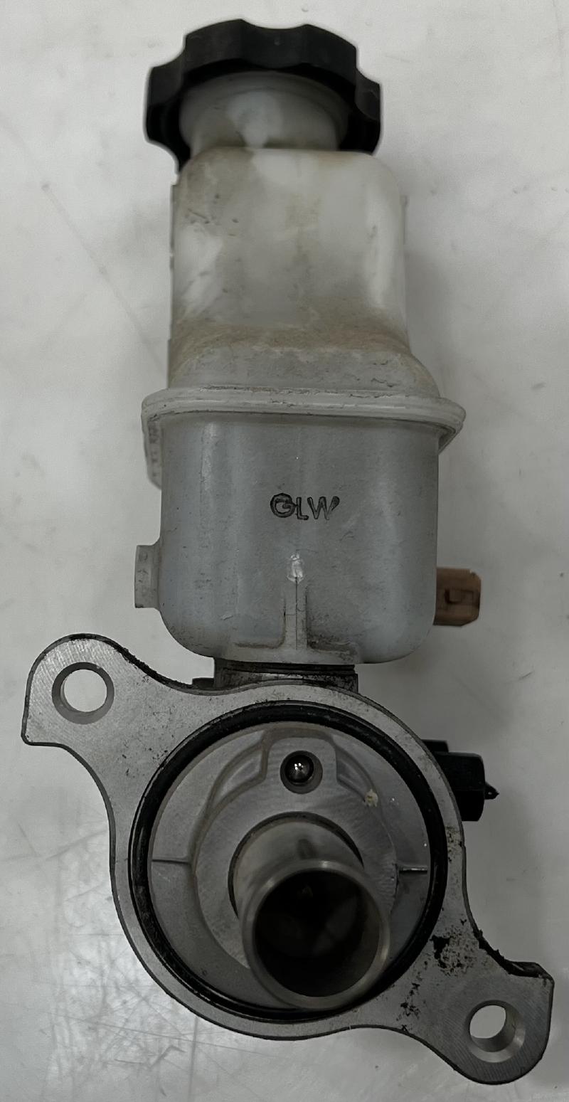 2011 - 2013 Kia Sorento Brake Master Cylinder Assembly OEM 585101U801