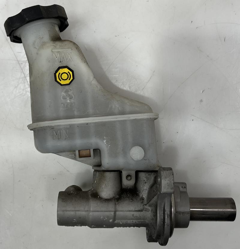 2011 - 2013 Kia Sorento Brake Master Cylinder Assembly OEM 585101U801