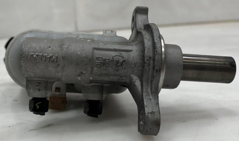 2011 - 2013 Kia Sorento Brake Master Cylinder Assembly OEM 585101U801