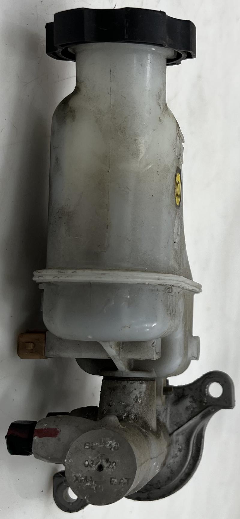 2011 - 2013 Kia Sorento Brake Master Cylinder Assembly OEM 585101U801