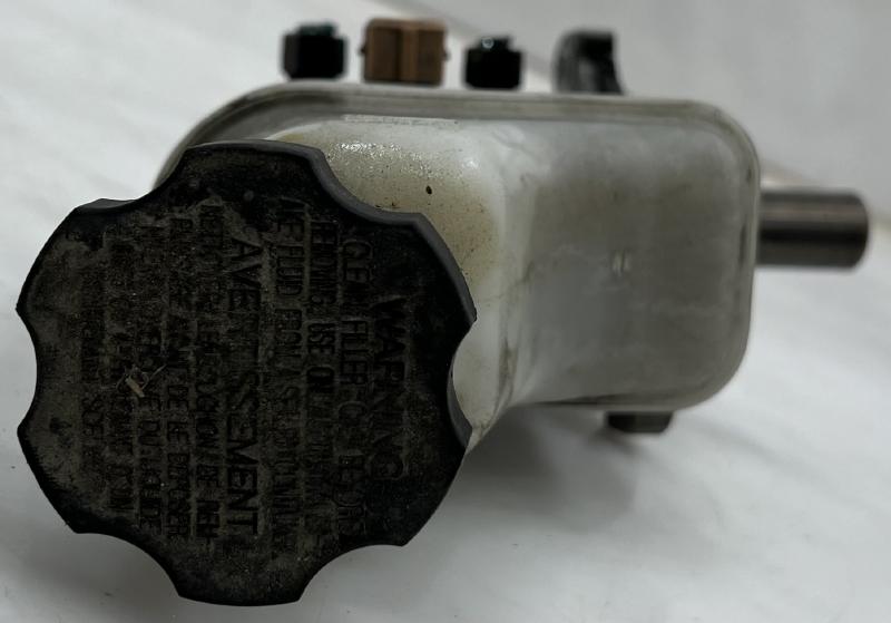 2011 - 2013 Kia Sorento Brake Master Cylinder Assembly OEM 585101U801