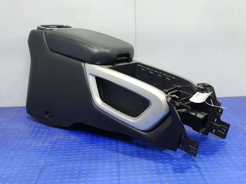 2019 Nissan Titan Front Console