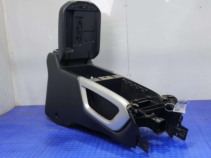 2019 Nissan Titan Front Console