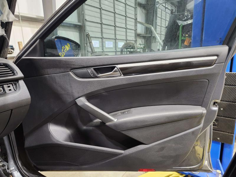 2018 Volkswagen Passat Front Door Trim Panel